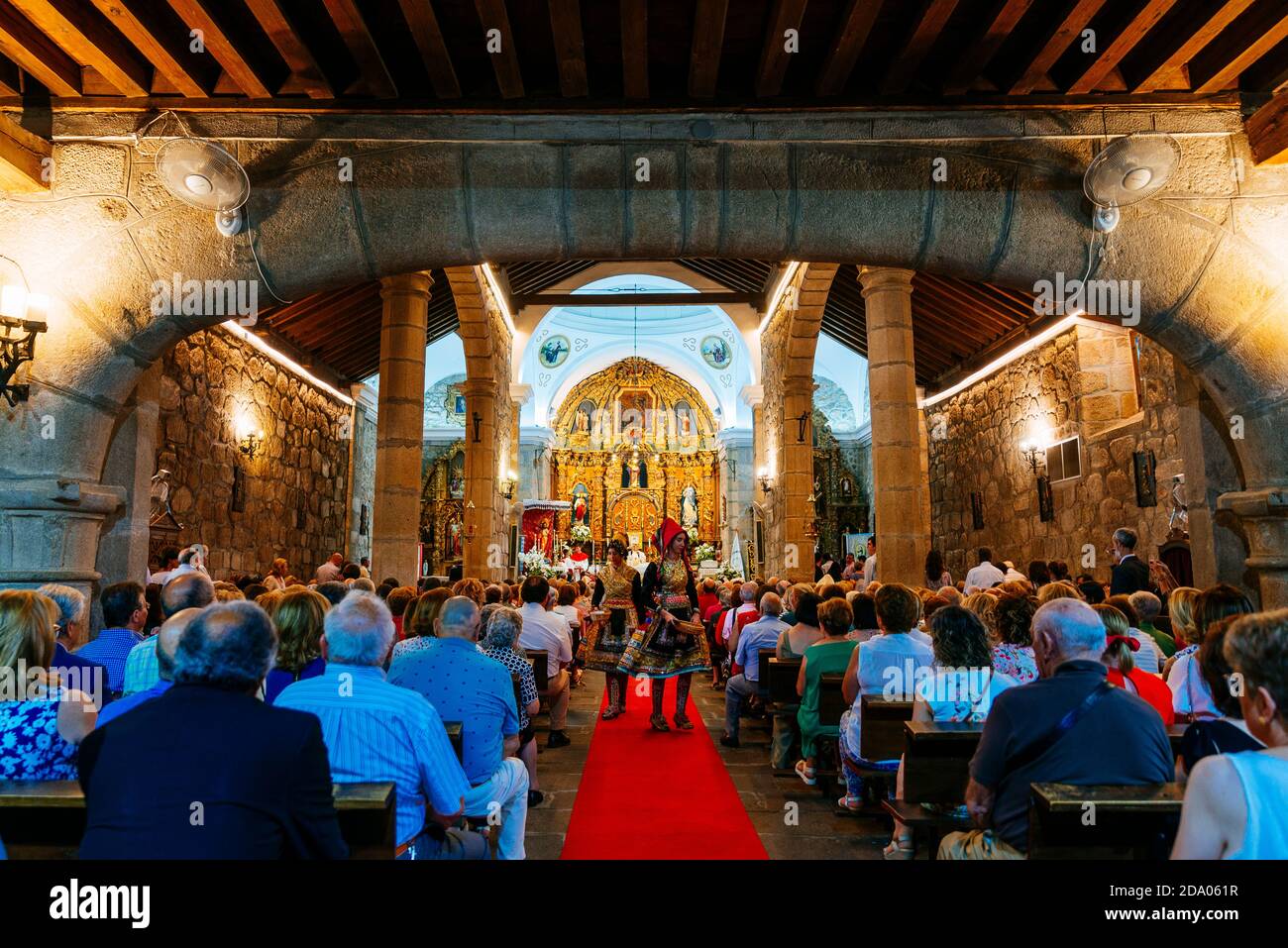 Chiesa parrocchiale di El Salvador. Interno, celebrazione della messa per la festa del Corpus Domini. Lagartera, Toledo, Castilla - la Mancha, Spagna, Europa Foto Stock