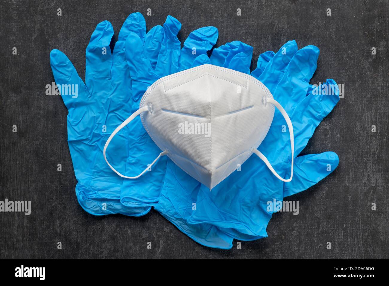 Maschera di protezione bianca per guanti monouso in nitrile e viso, protezione contro coronavirus e infezioni Foto Stock