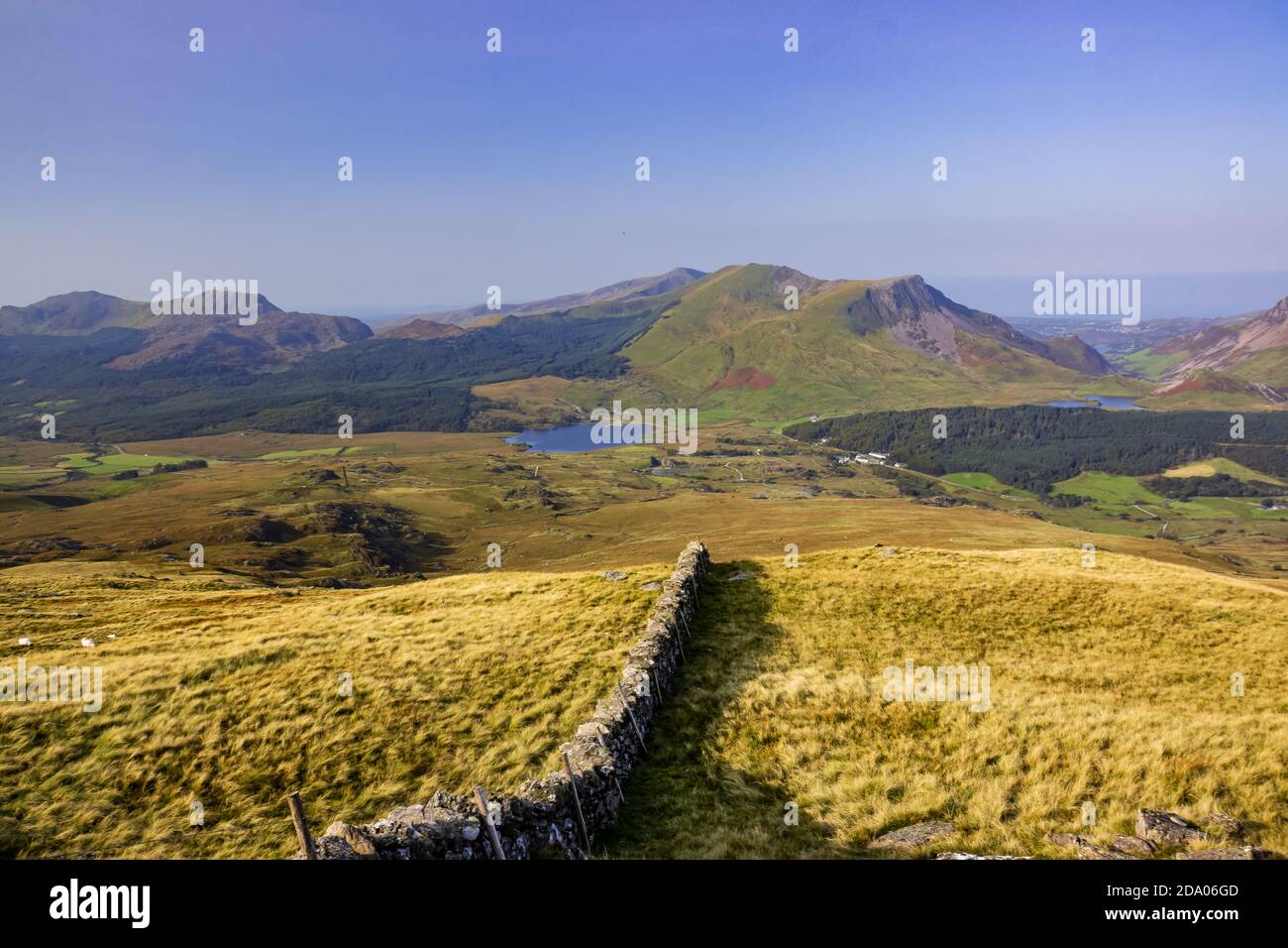 Montagne panoramiche e laghi ai piedi del Monte Snowdon (Rhyd DDU), Galles Foto Stock