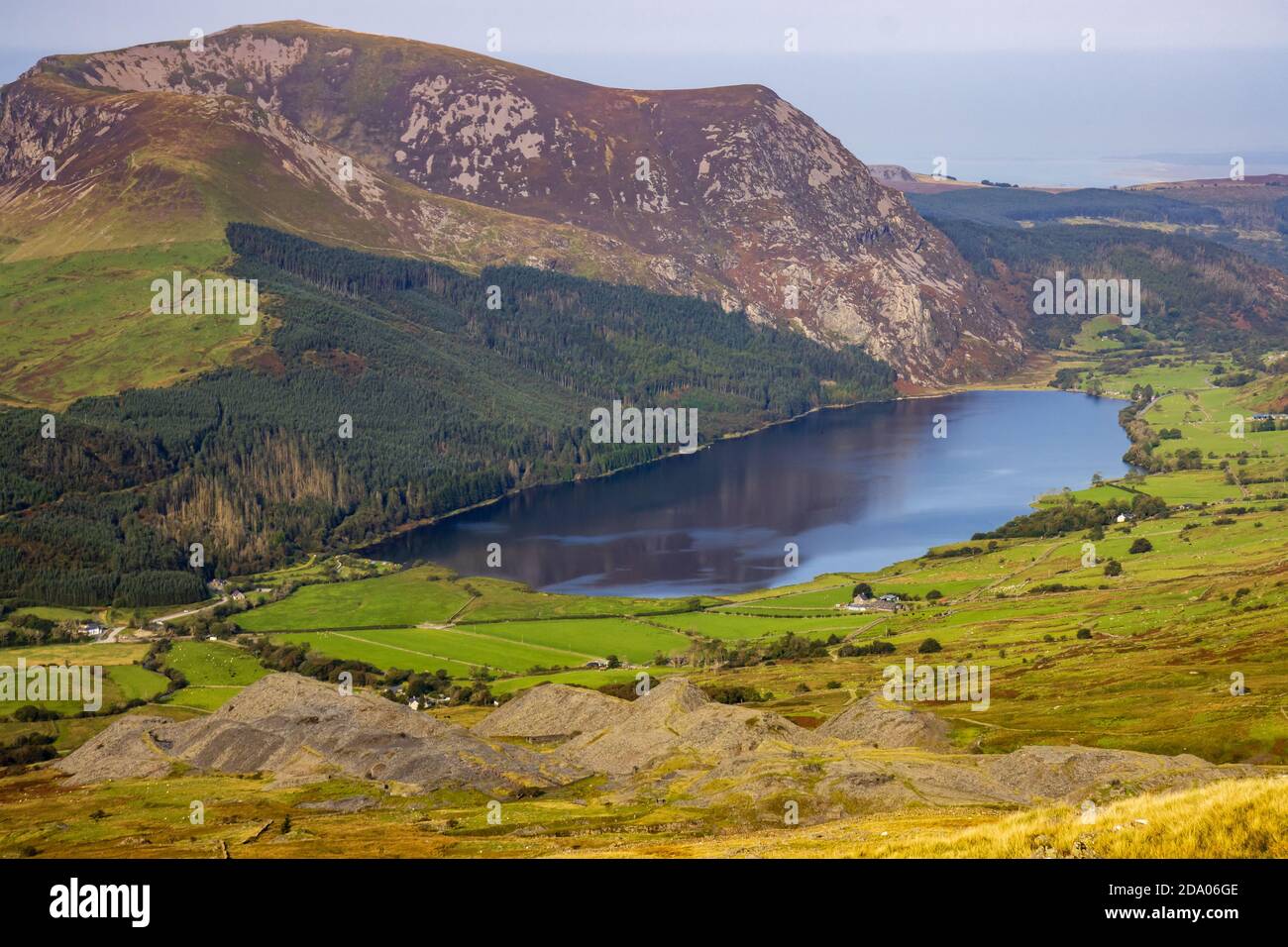 Montagne panoramiche e laghi ai piedi del Monte Snowdon (Rhyd DDU), Galles Foto Stock