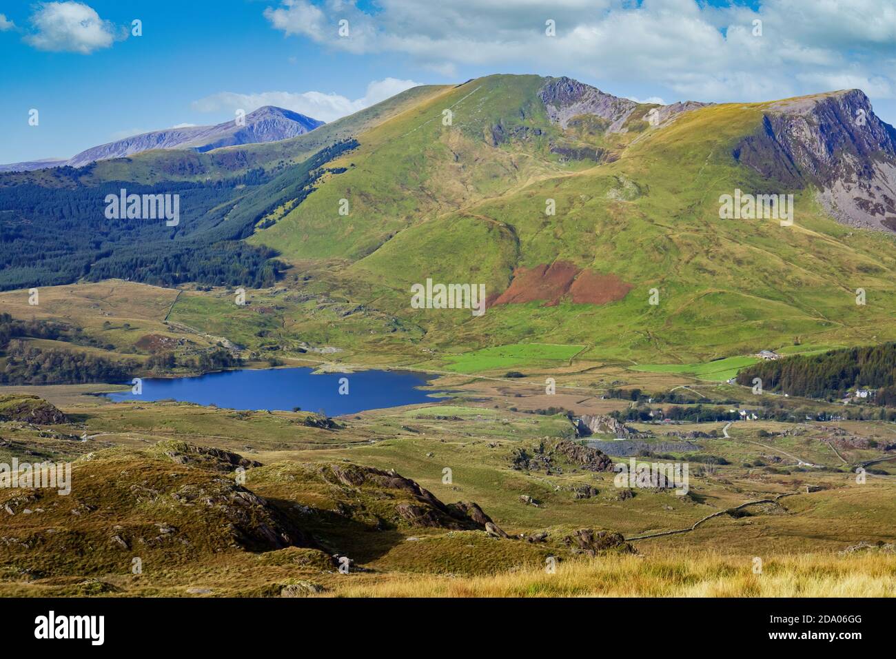 Montagne panoramiche e laghi ai piedi del Monte Snowdon (Rhyd DDU), Galles Foto Stock