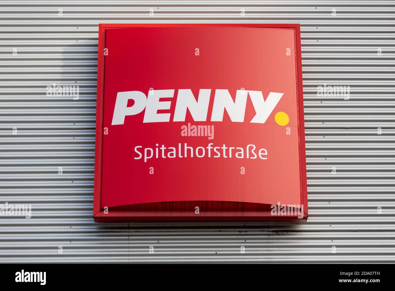 PASSAU / GERMANIA - 8 NOVEMBRE 2020: Filiale di Penny. Penny è una catena tedesca di supermercati con sconti di proprietà del gruppo Rewe. Foto Stock