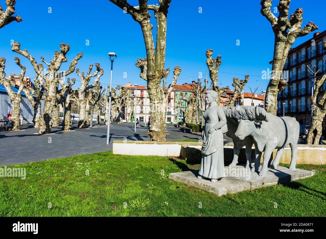 'Etxekoandre', gruppo scultoreo di Tomás Ugartemendia. Un tributo alla cultura baserritarra e alle donne. Piazza Urdanibia, Irun, Gipuzkoa, Donostial Foto Stock