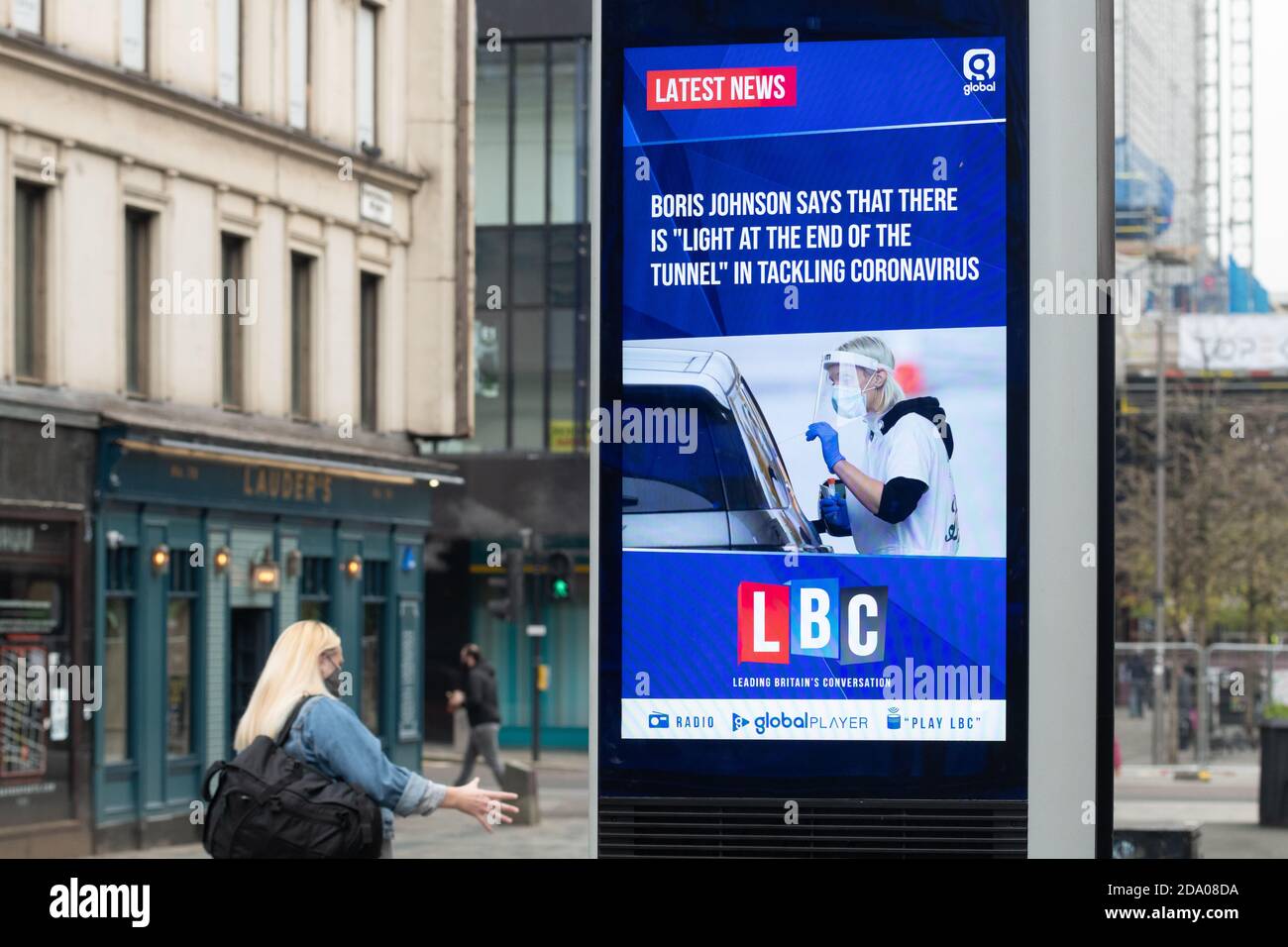 Streethub pubblicità digitale schermo fornito da Global e BT in Glasgow centro città mostrando le ultime notizie durante il coronavirus pandemia da Radio LBC Foto Stock