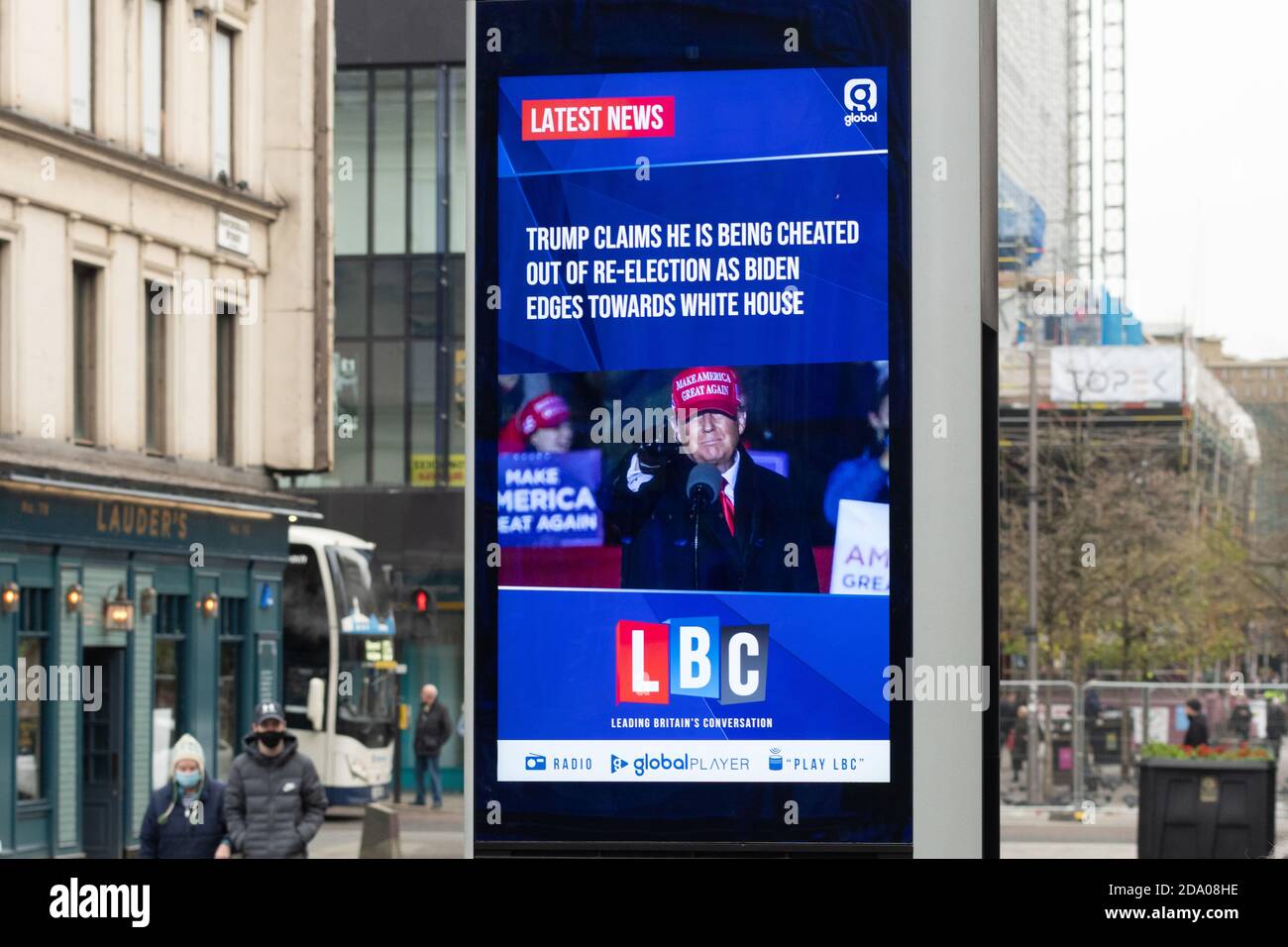 Il segno Streetlub DOOH (Digital out of home) fornito da Global e BT nel centro di Glasgow mostra le ultime notizie durante le elezioni negli Stati Uniti del 2020 da parte della radio LBC Foto Stock