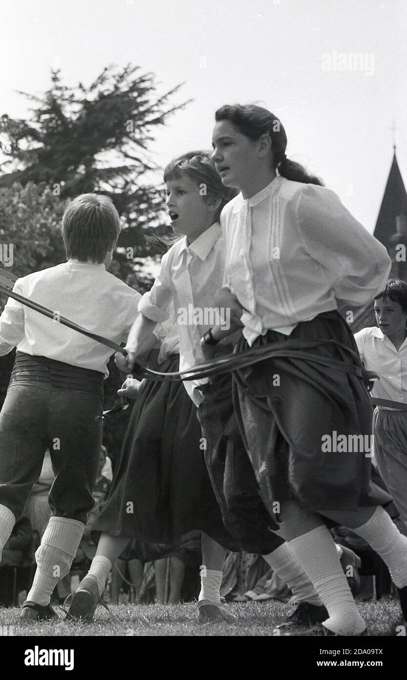 1987, giovani in costumi tradizionali che ballano in uno spettacolo di contea o agricolo, Yorkshire, Inghilterra, Regno Unito, facendo una specie di danza morris, una tradizionale danza folk inglese. Foto Stock
