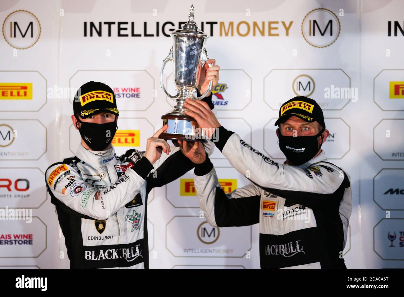 Silverstone, Regno Unito. 8 novembre 2020. Sandy Mitchell (L) e Rob Collard (R) festeggiano sul podio la vittoria in gara e il titolo di campionato complessivo, tenendo in palio il trofeo dei 2020 vincitori durante l'Intelligent Money British GT Championship di Silverstone 500 al circuito di Silverstone, in Inghilterra, l'8 novembre 2020. Foto di Jurek Biegus. Solo per uso editoriale, è richiesta una licenza per uso commerciale. Nessun utilizzo nelle scommesse, nei giochi o nelle pubblicazioni di un singolo club/campionato/giocatore. Foto Stock