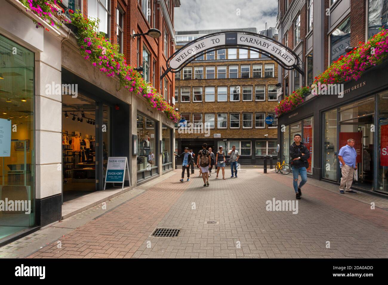 Gli amanti dello shopping estivo al Carnaby Street di Londra, Inghilterra Foto Stock