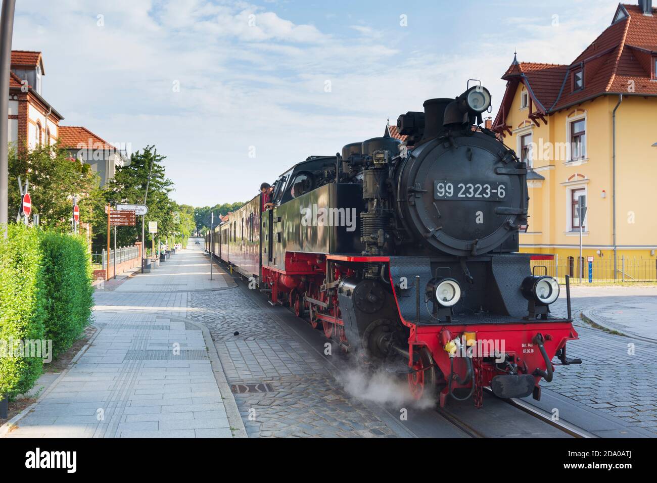 Bad Doberan: Ferrovia di Bäderbahn Molli, locomotiva a vapore, fermata in via Goethestraße, ville, Ostsee (Mar Baltico), Meclemburgo-Vorpommern, Germania Foto Stock