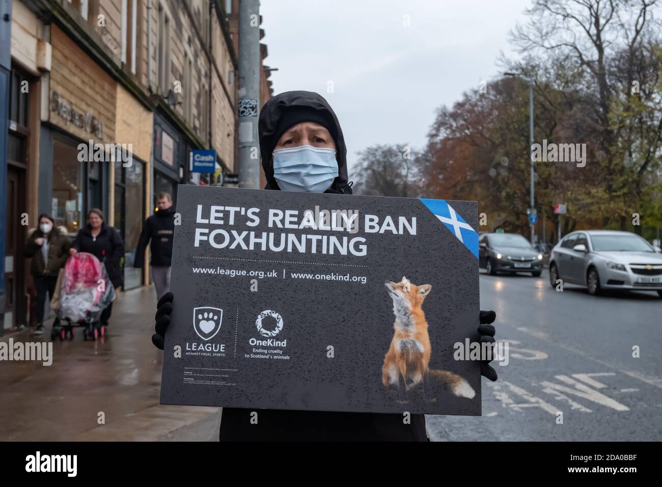Glasgow, Scozia, Regno Unito. 8 Novembre 2020. Un protester di caccia della volpe che tiene un segno che dice Let's Really Ban Foxhunting. Credito: SKULLY/Alamy Live News Foto Stock