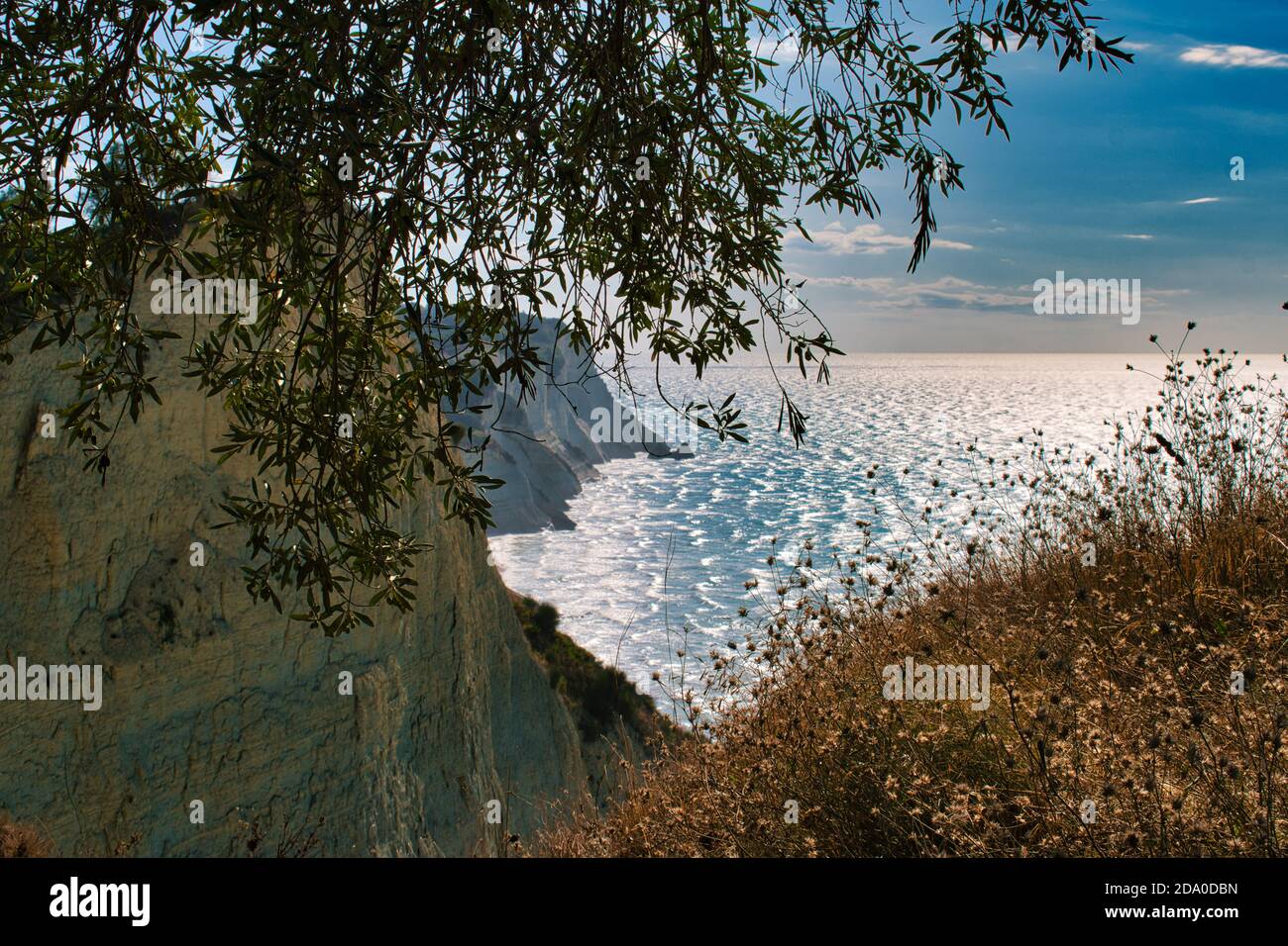 Scogliera bianca in Kerkyra Corfù Grecia e celeste mare blu in una baia con  sabbia marrone e spiaggia argillosa Foto stock - Alamy