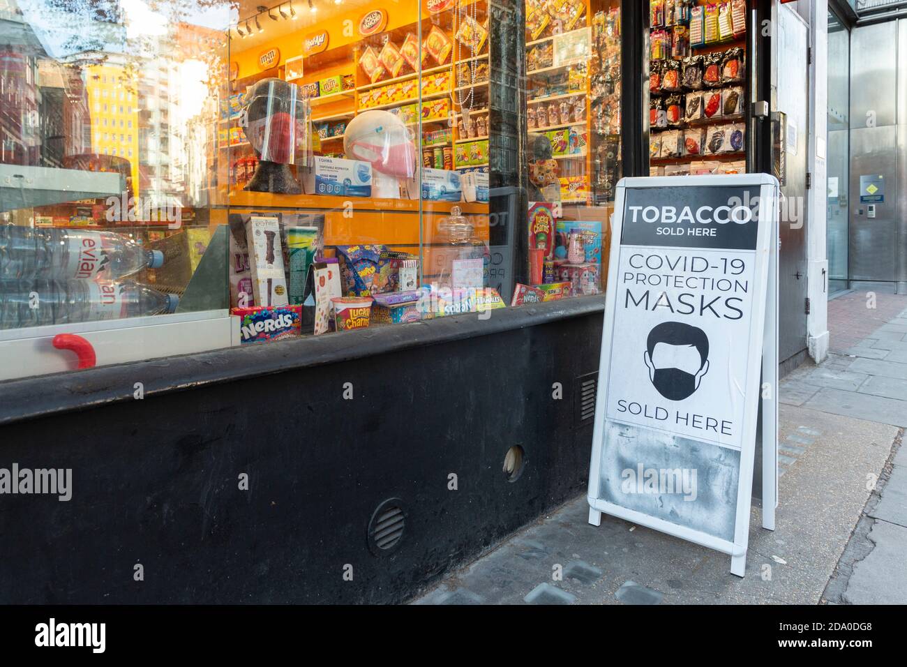 Firma sul pavimento fuori negozio pubblicità COVID-19 maschere di protezione durante la seconda chiusura nazionale, Londra, 7 novembre 2020 Foto Stock Firma sul pavimento fuori negozio pubblicità COVID-19 maschere di protezione durante la seconda chiusura nazionale, Londra, 7 novembre 2020 Foto Stock