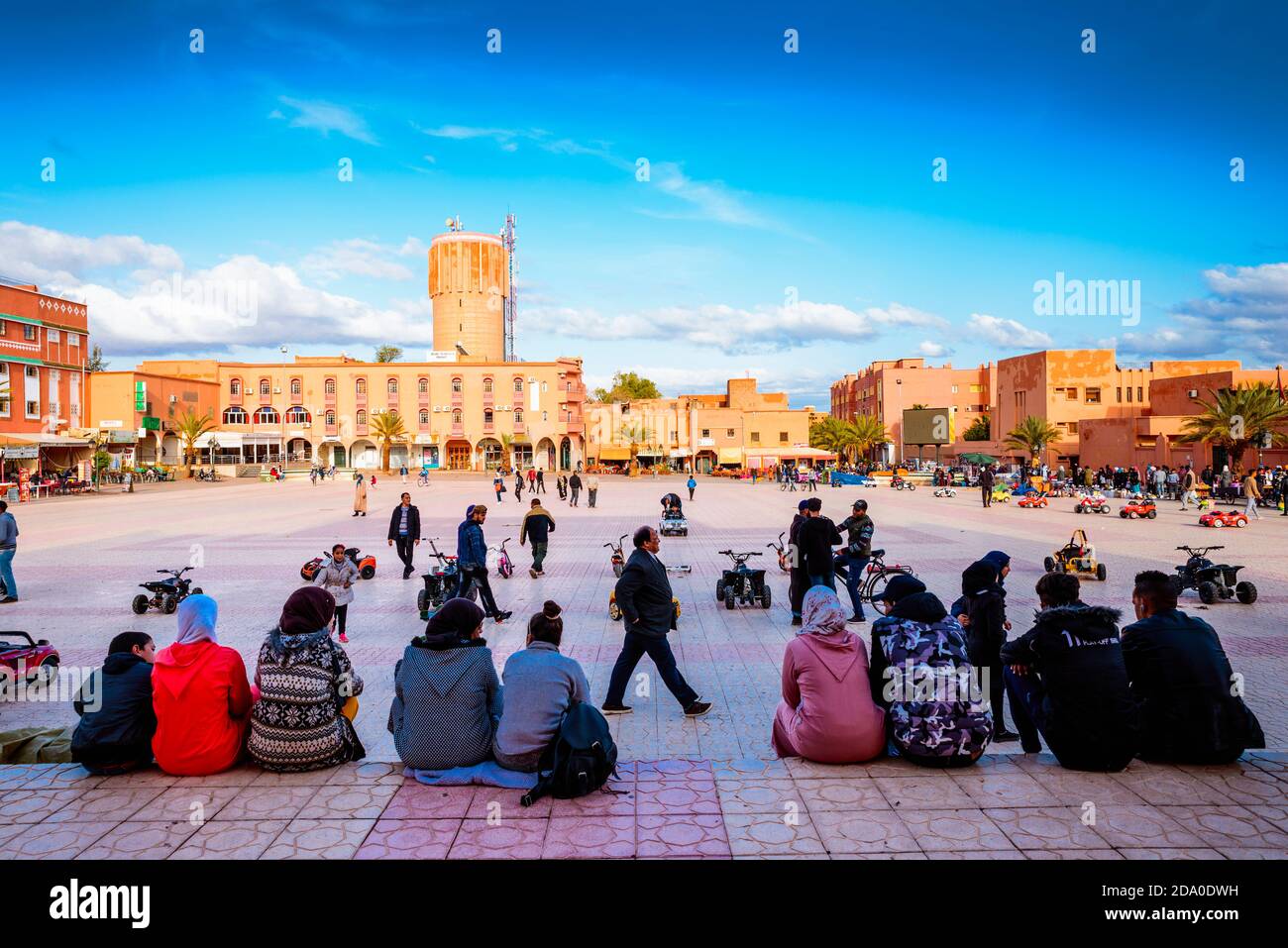 Donne berbere. La donna berbera ha una cultura diversa rispetto alle altre donne marocchine. Place al-Mouahidine Square. Ouarzazate, Drâa-Tafilalet, Moro Foto Stock