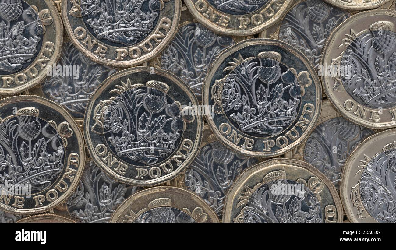 immagine in primo piano in formato widescreen 16:9 di righe della nuova moneta da sterlina allineate in righe. Per le finanze personali del Regno Unito, risparmio di giorno piovoso, costo di vita nel Regno Unito Foto Stock