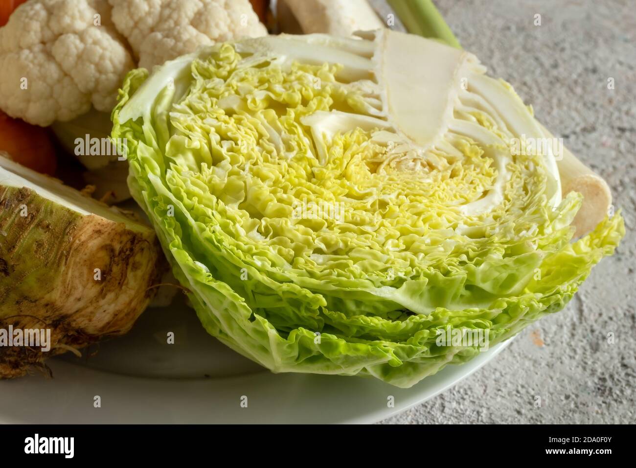 Cavolo di Savoia e altri ingredienti per la preparazione di un brodo vegetale o zuppa, chiocciolo Foto Stock