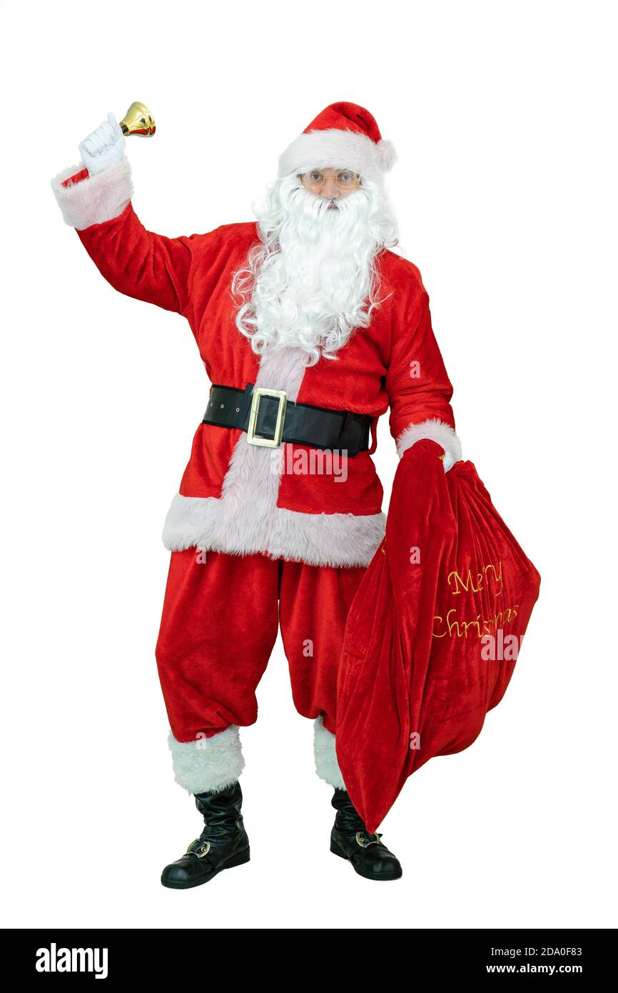 Santa tiene presenta sacco e anelli campana. Babbo Natale sta tenendo sacchetto dei regali, campanello squillante su sfondo bianco. Natale in arrivo Foto Stock