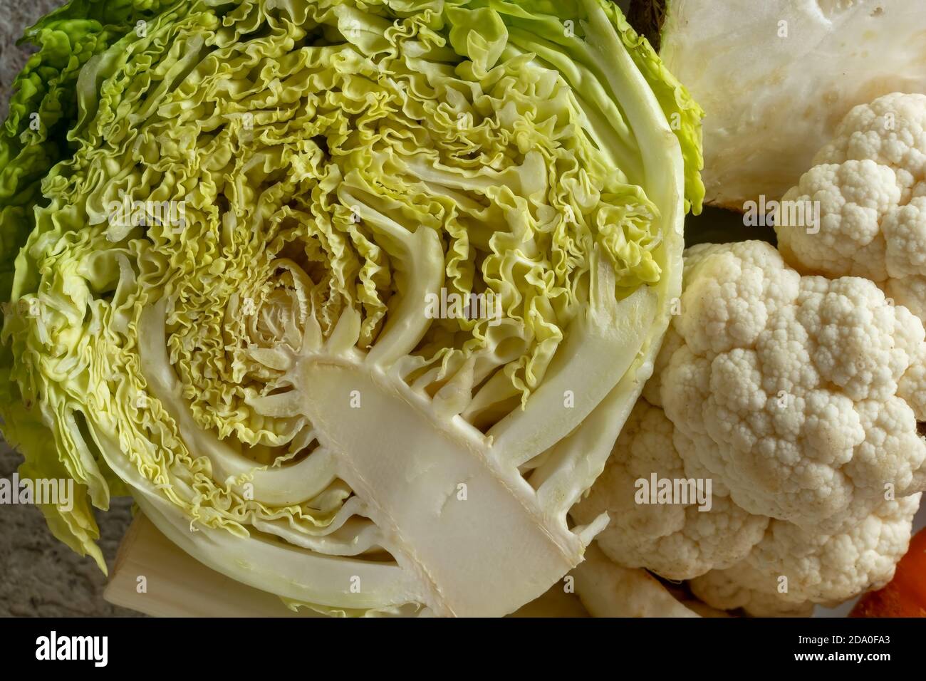 Primo piano di cavolo di Savoia, cavolfiore e altri ingredienti per la preparazione di un brodo vegetale o di una zuppa Foto Stock