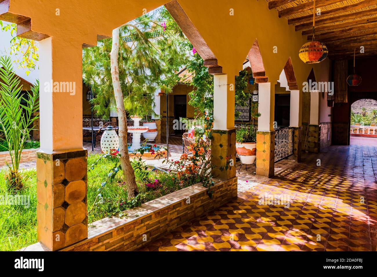 Cortile dell'hotel - Ostello 'Oasis de Fint'. Oasi di Fint, Ouarzazate, Drâa-Tafilalet, Marocco, Africa del Nord Foto Stock