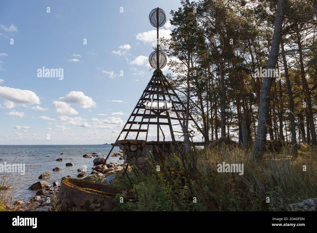 Antenna militare sovietica abbandonata sull'isola di Aegna, Estonia Foto Stock