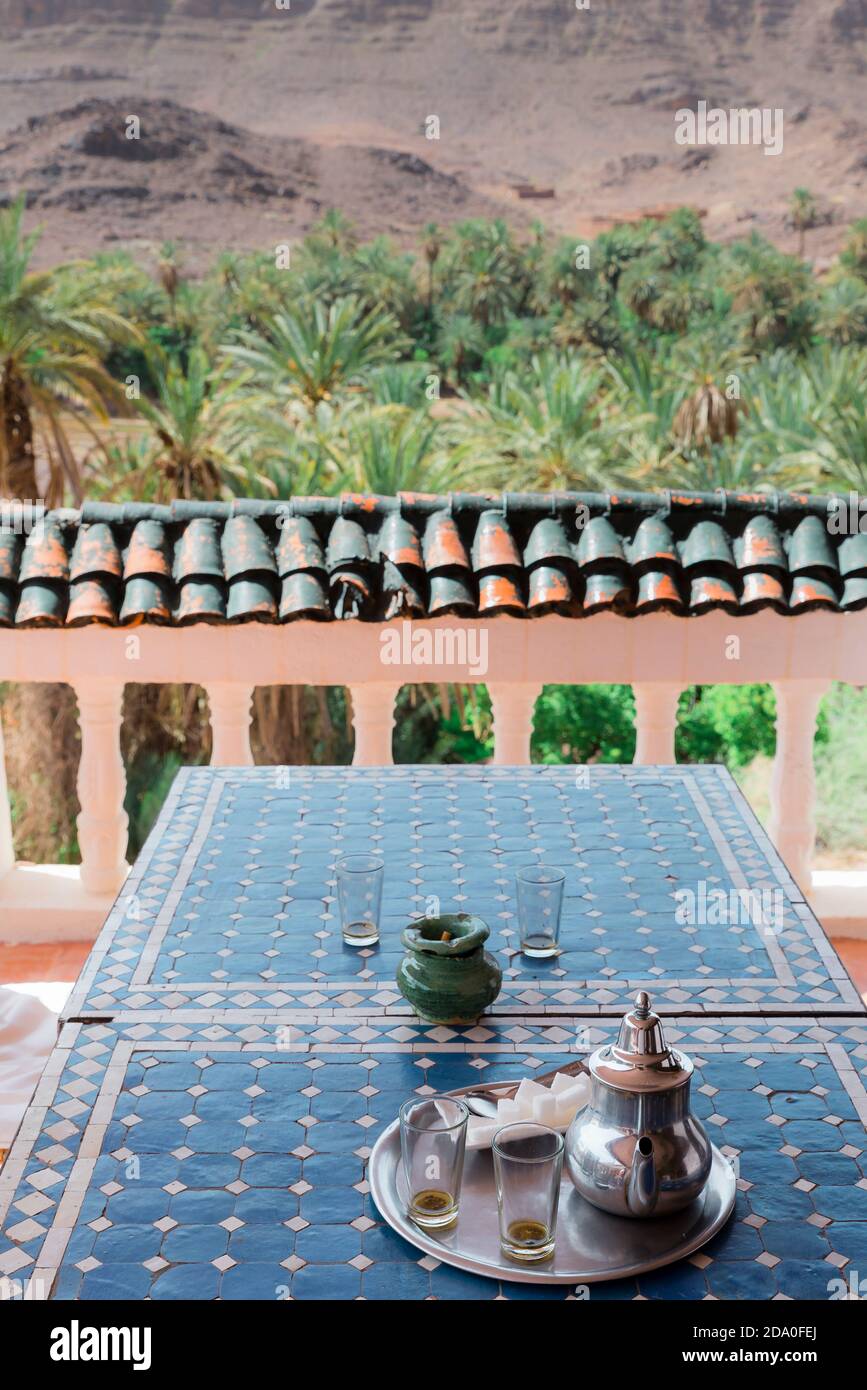 Servizio di tè moresco sulla terrazza dell'hotel. Hotel - Ostello 'Oasis de Fint'. Oasi di Fint, Ouarzazate, Drâa-Tafilalet, Marocco, Africa del Nord Foto Stock
