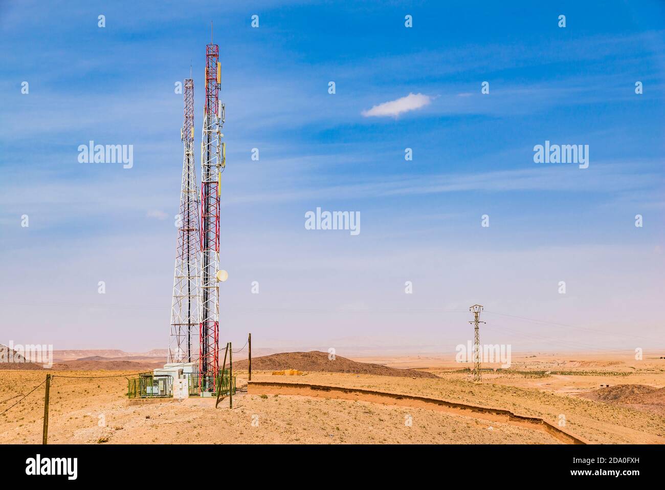 Torre di comunicazione. Ouarzazate, Drâa-Tafilalet, Marocco, Africa del Nord Foto Stock