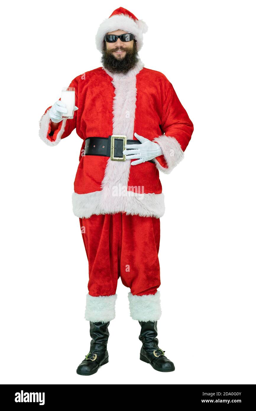 Il Babbo Natale arabo con la barba nera contiene il bicchiere di latte. Babbo Natale tiene un bicchiere di latte su sfondo bianco. Natale in arrivo Foto Stock