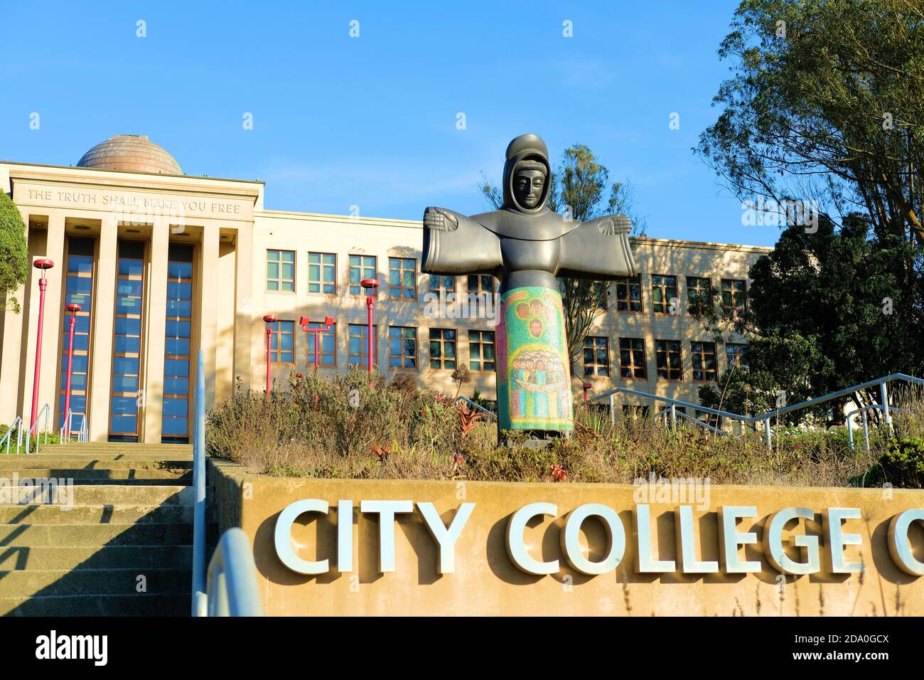 San Francesco delle armi (1969) scultura di Beniamino Bufano nel campus del City College di San Francisco in California; artisti italo-americani. Foto Stock