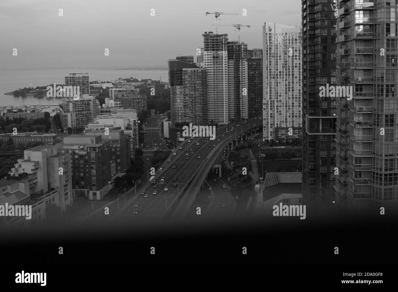 Immagine in scala di grigi degli edifici di una città costiera Foto Stock