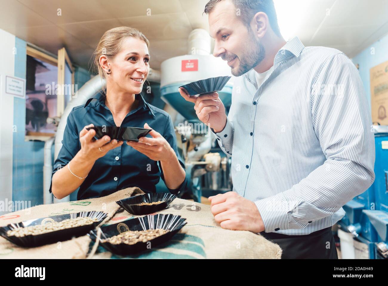 Uomo e donna con caffè tostato Foto Stock