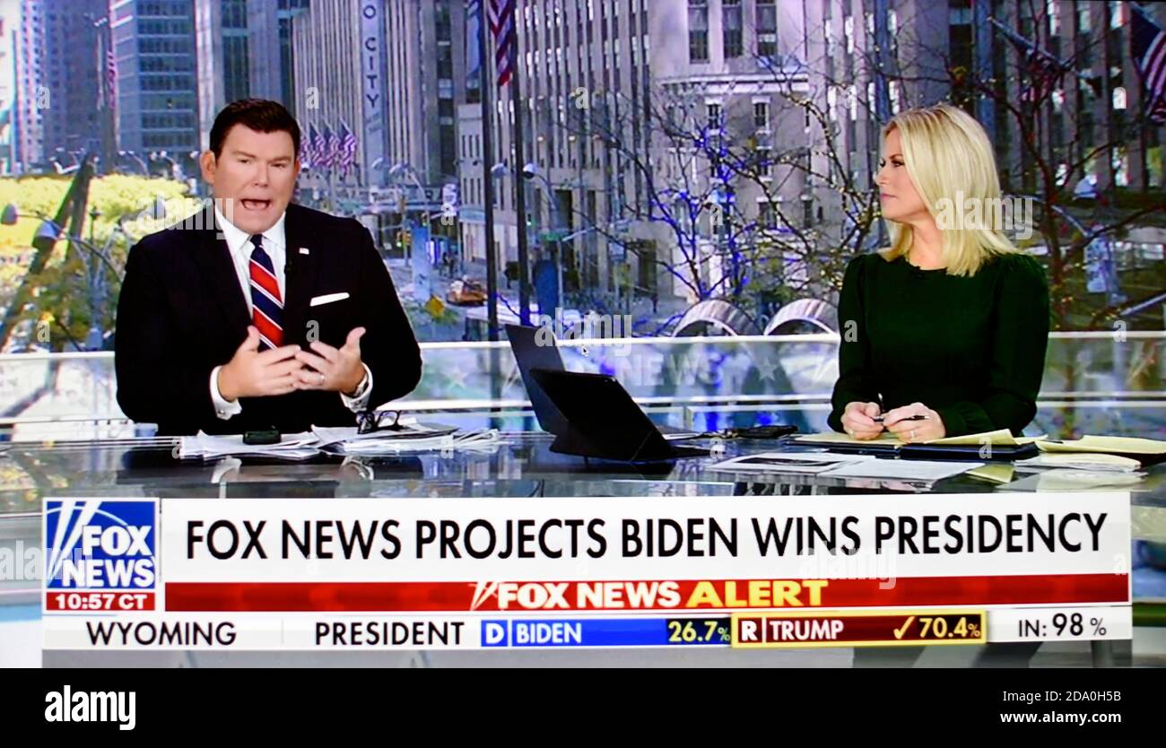 Uno schermo TV agguantato di Fox News anchors che segnala che i progetti di rete Joe Biden ha vinto le elezioni presidenziali degli Stati Uniti 2020 sconfiggendo Donald Trump. Foto Stock