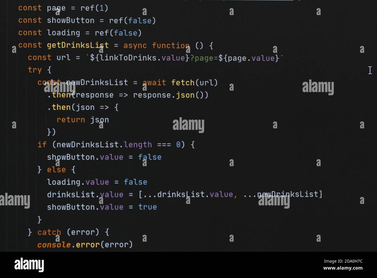 Il codice JavaScript del programma sullo schermo nero del computer. Il concetto di sito web, internet, sicurezza informatica, hacking e software. Foto Stock