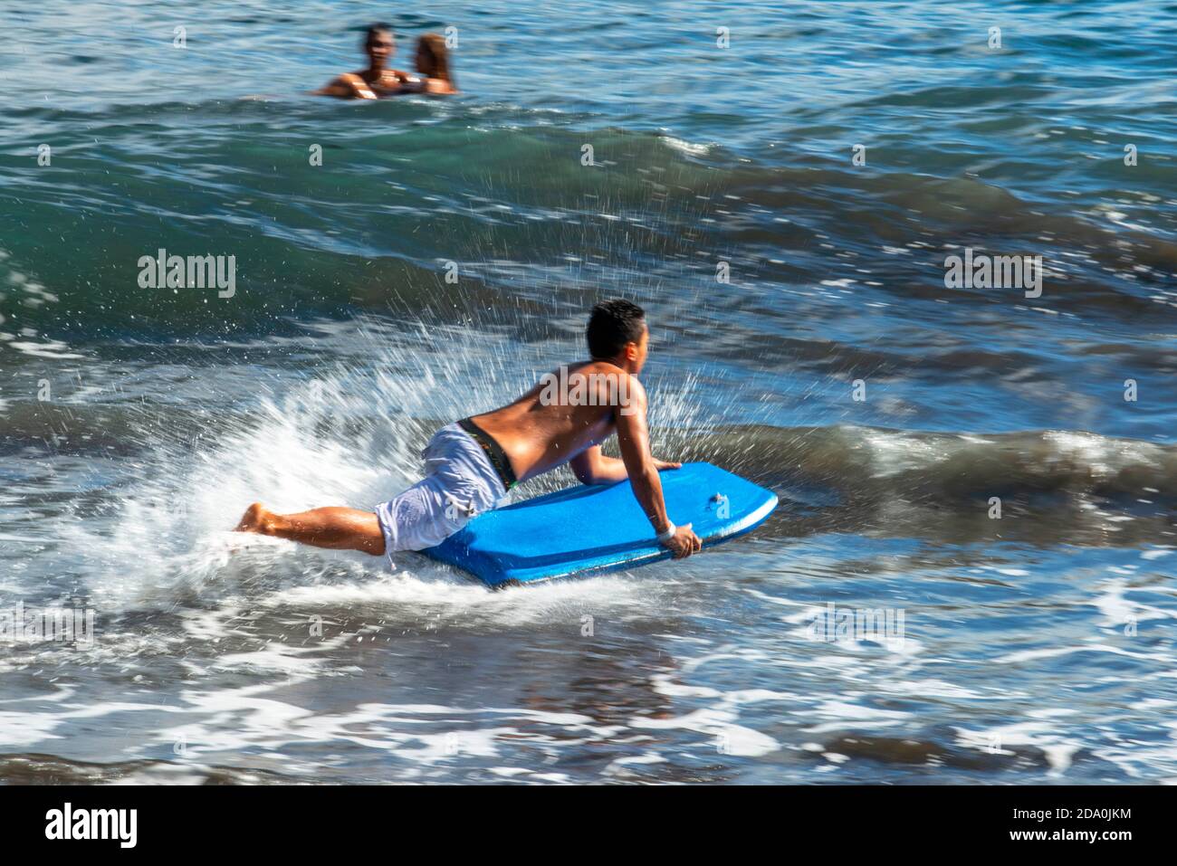 Surfers a Beach con sabbia nera su Pointe Venus, Tahiti, Polinesia Francese, Tahiti Nui, Società Isole, Polinesia Francese, Sud Pacifico. Foto Stock