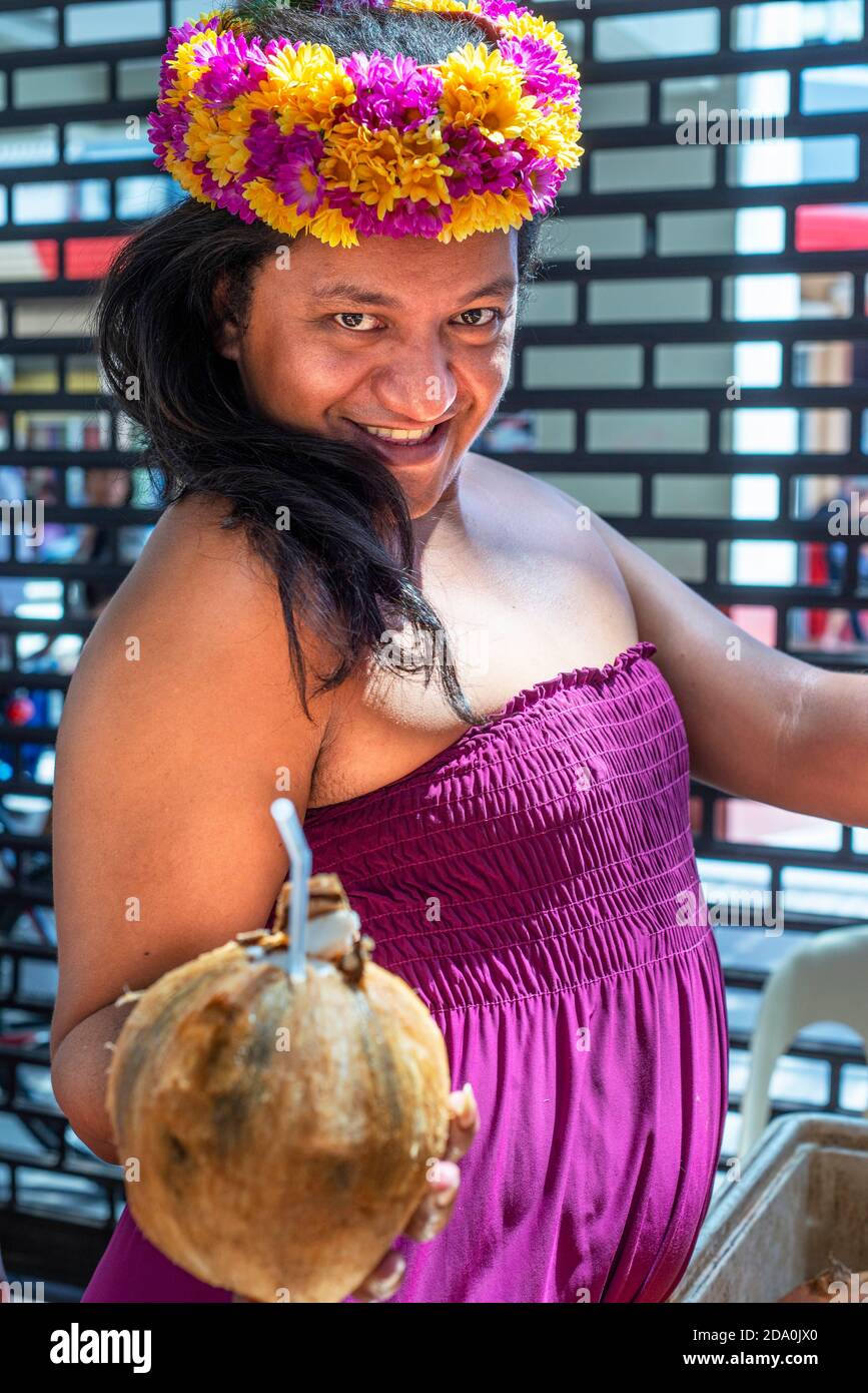 Venditore di conout donna al mercato coperto municipale di Papeete, Papeete, Tahiti, Polinesia francese, Tahiti Nui, Isole della Società, Polinesia francese, Pac del Sud Foto Stock