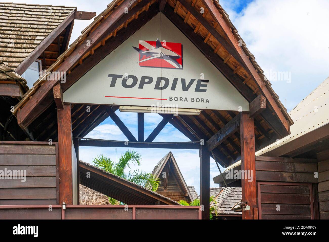 Centro di immersione Topdive nel molo di Bora Bora Vaitape, Isole della Società, Polinesia Francese, Sud Pacifico. Foto Stock