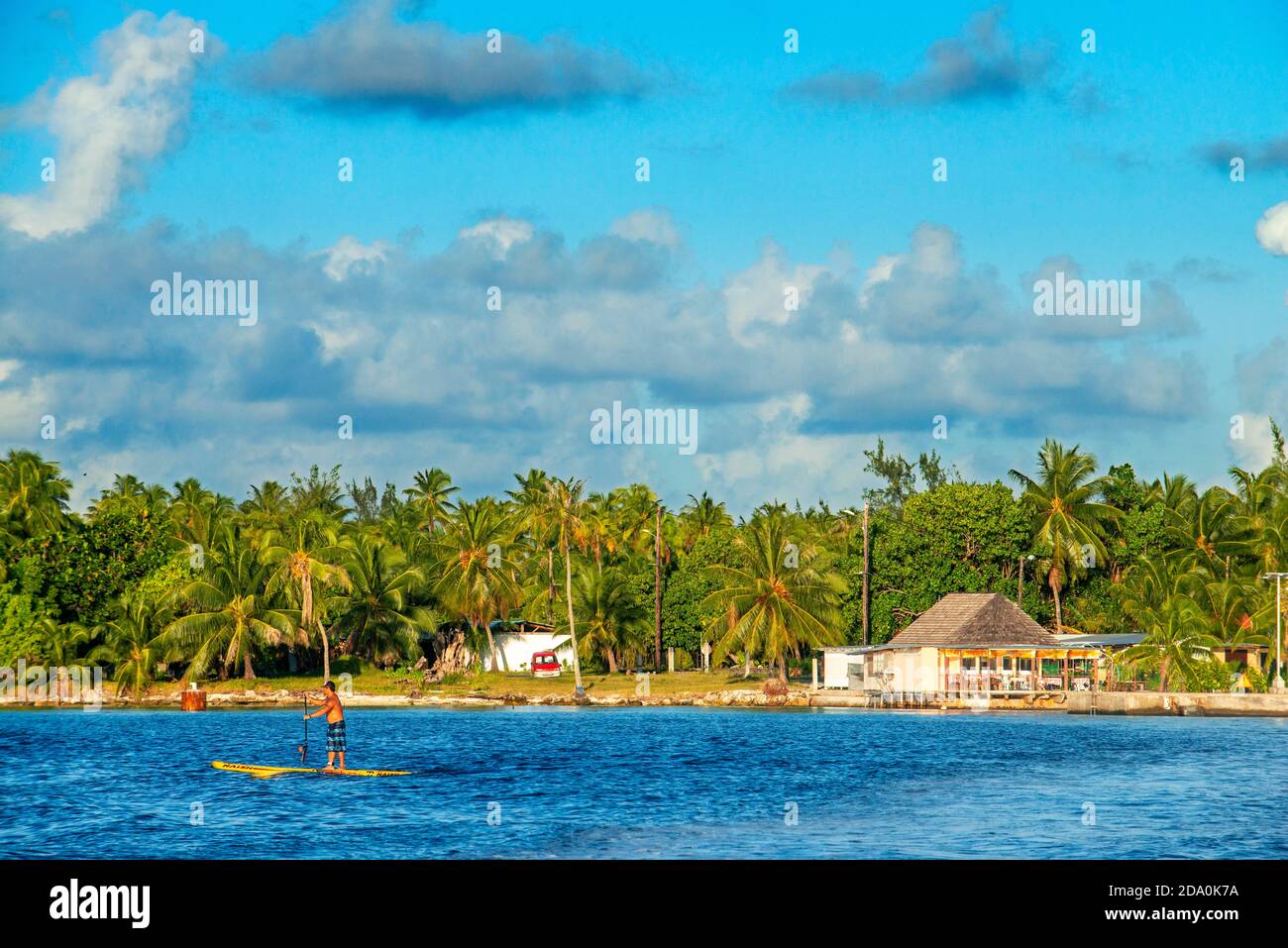 Paddle surf nella spiaggia di Rangiroa, Isole Tuamotu, Polinesia Francese, Sud Pacifico. Foto Stock