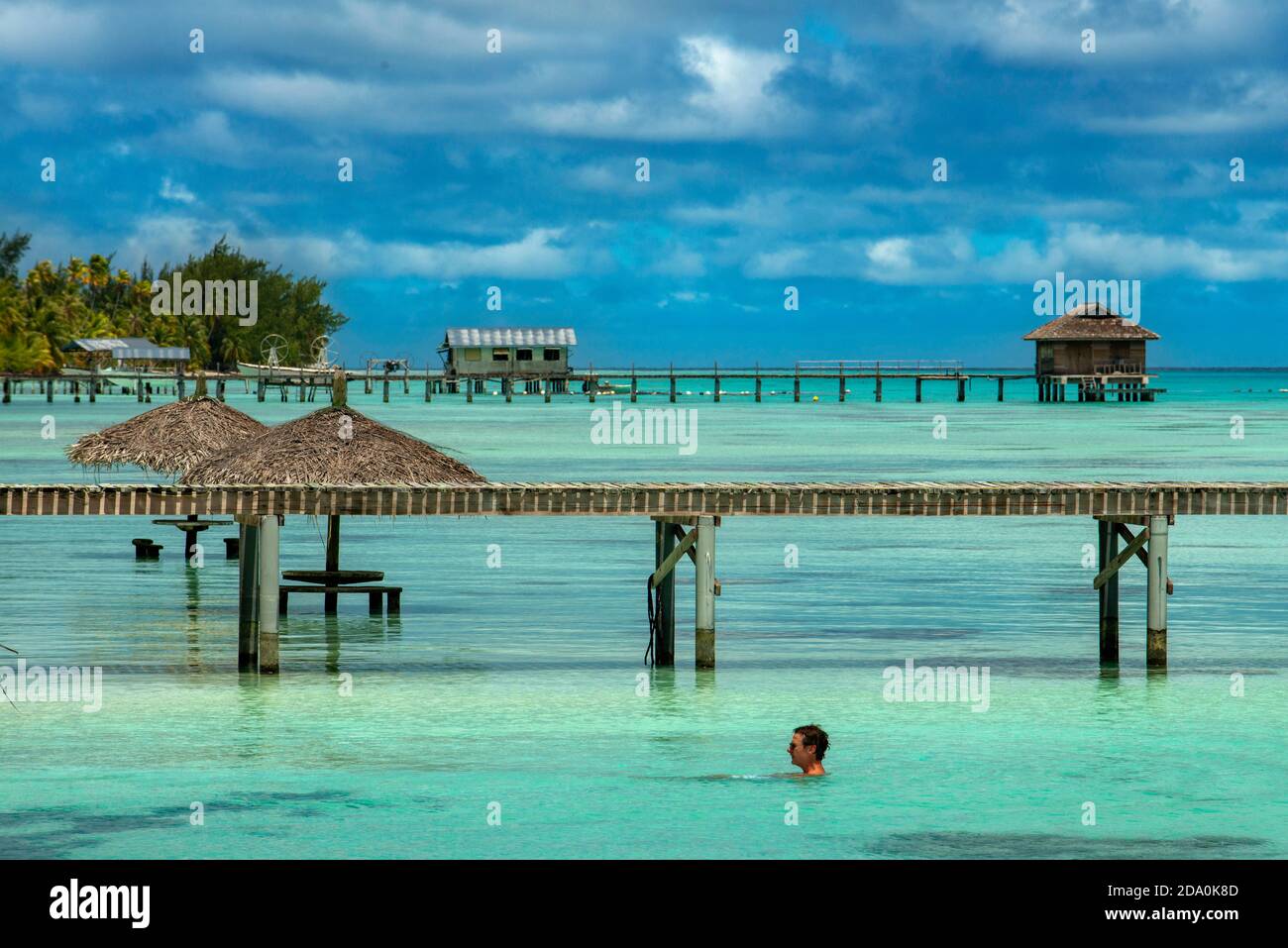 Havaiki Lodge spiaggia e molo a Fakarava. Havaiki-te-araro, Avai'i o atollo di Farea, Arcipelago di Tuamotu, Polinesia Francese, Oceano Pacifico Foto Stock