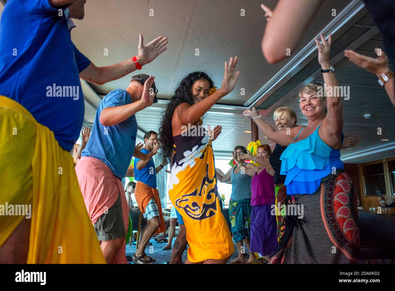 Corso di danza polinesiana nella nave da crociera Paul Gauguin. Francia, Polinesia francese, Polinesia, Sud Pacifico. Foto Stock