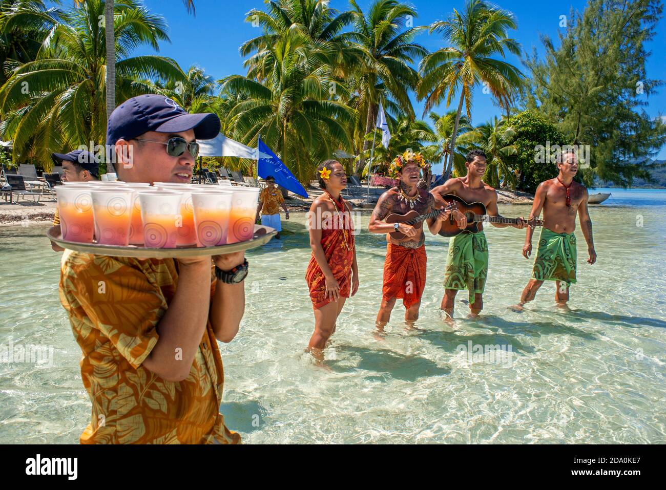 Isola di Taha'a, Polinesia Francese. Musica e balli polinesiani al Motu Mahana, Taha'a, Isole della Società, Polinesia Francese, Sud Pacifico. Foto Stock