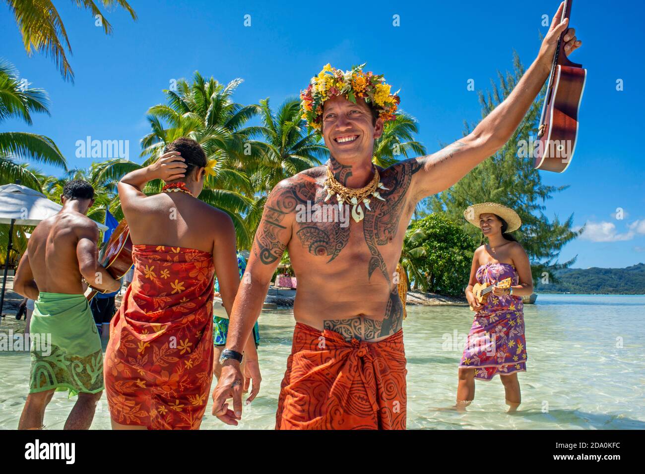 Isola di Taha'a, Polinesia Francese. Musica e balli polinesiani al Motu Mahana, Taha'a, Isole della Società, Polinesia Francese, Sud Pacifico. Foto Stock