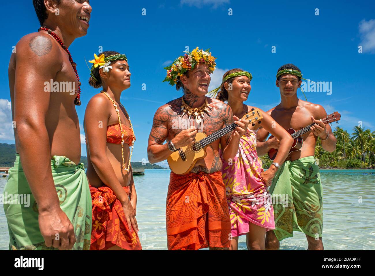 Isola di Taha'a, Polinesia Francese. Musica e balli polinesiani al Motu Mahana, Taha'a, Isole della Società, Polinesia Francese, Sud Pacifico. Foto Stock