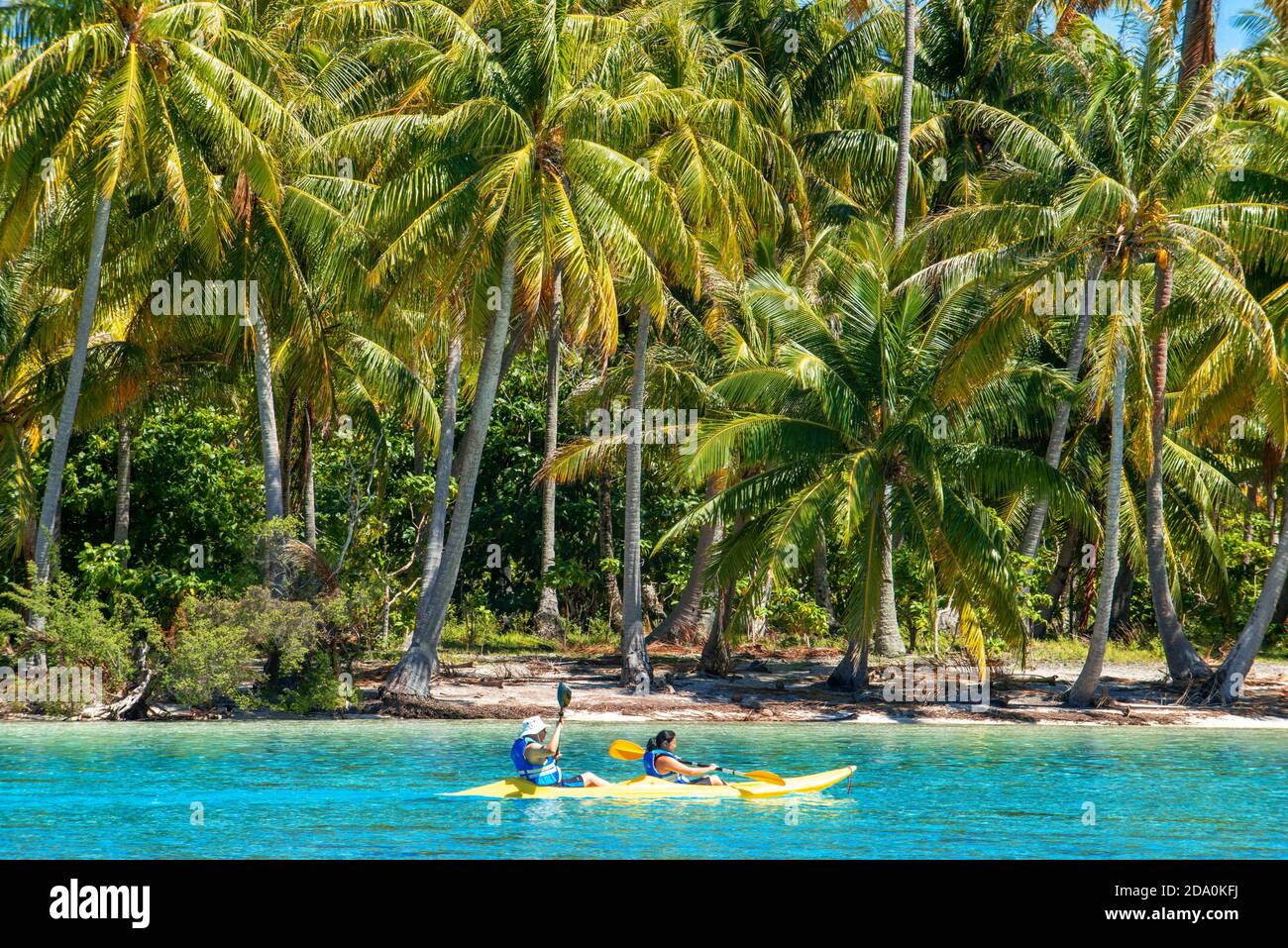 Kayak sulla spiaggia dell'isola di Taha'a, Polinesia francese. Palme di Motu Mahana sulla spiaggia, Taha'a, Isole della Società, Polinesia Francese, Sud Pacifico. Foto Stock