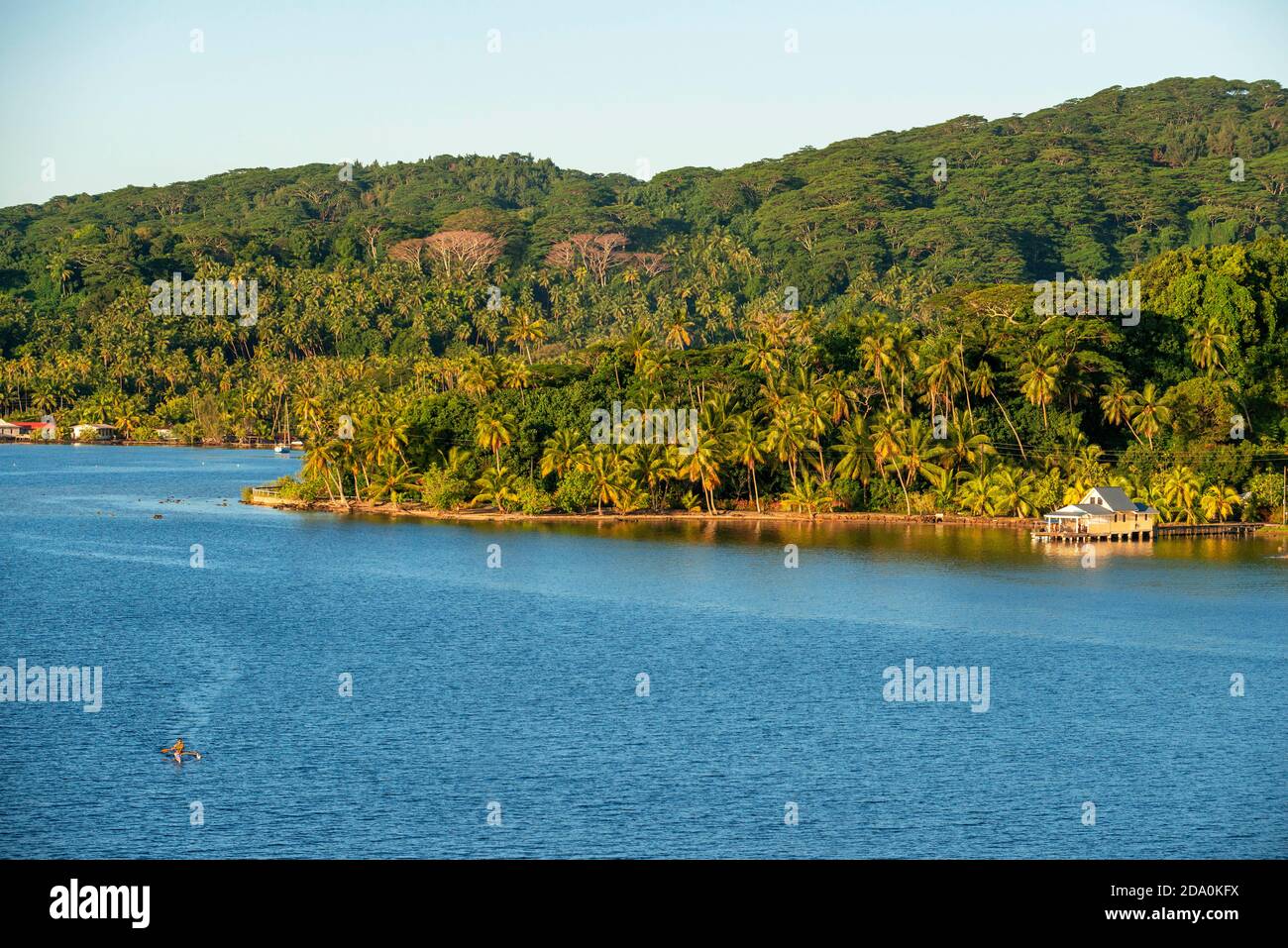 Kayak nella baia di Haamene a Tahaa, Polinesia francese, Isole della Società, Isole del Pacifico, Pacifico. Foto Stock