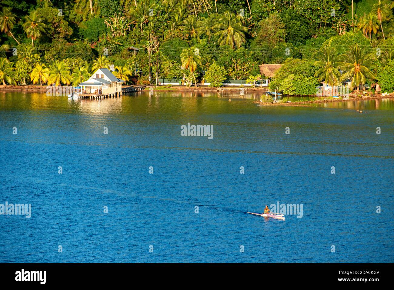Kayak nella baia di Haamene a Tahaa, Polinesia francese, Isole della Società, Isole del Pacifico, Pacifico. Foto Stock
