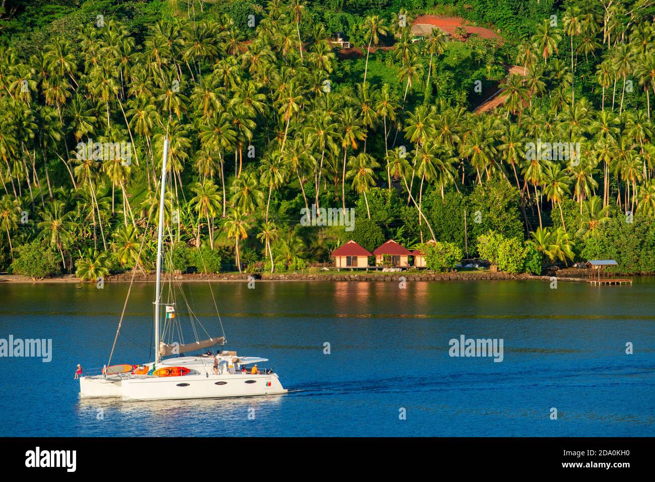 Un catamarano da crociera nella baia di Haamene a Tahaa, Polinesia Francese, Isole della Società, Isole del Pacifico, Pacifico. Foto Stock