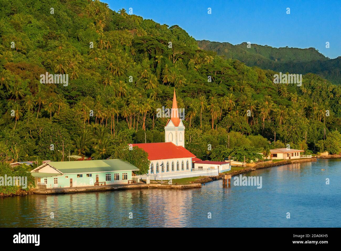 Chiesa nella baia di Haamene a Tahaa, Polinesia francese, Isole della Società, Isole del Pacifico, Pacifico. Foto Stock
