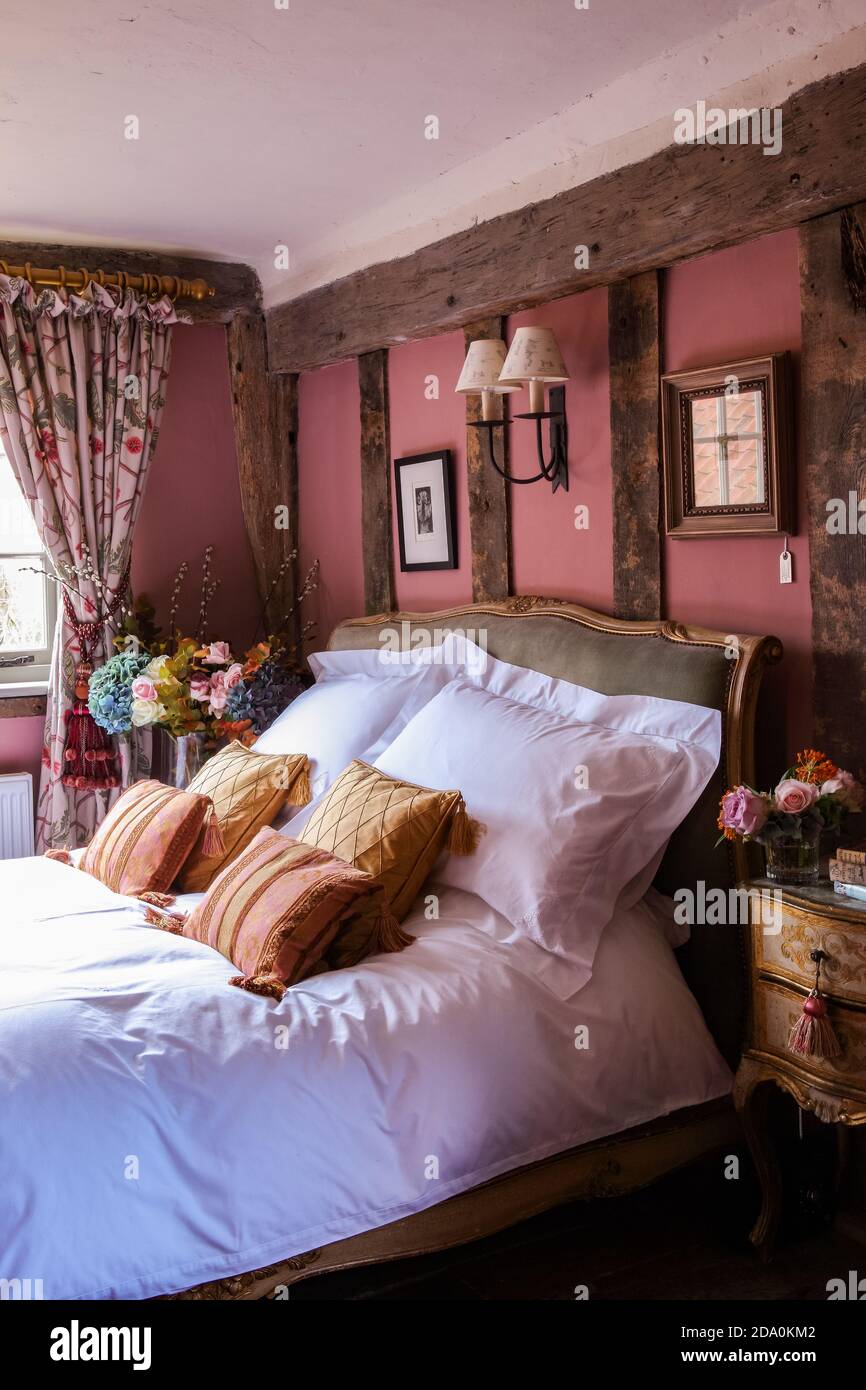 Interno di un cottage inglese con letto matrimoniale in legno camera  incorniciata Foto stock - Alamy