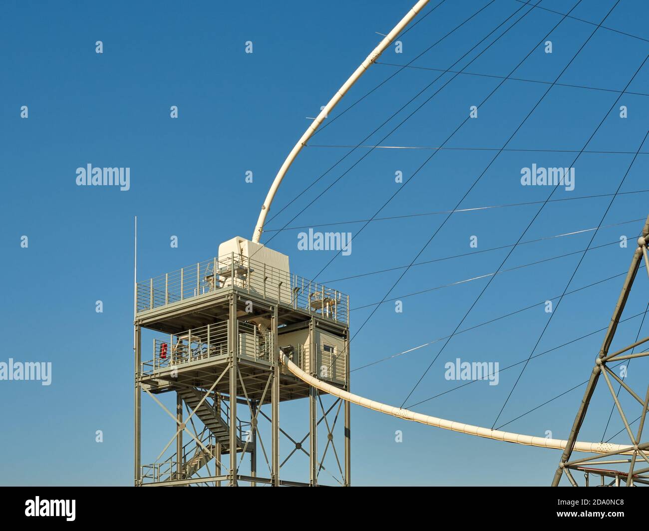 Dettaglio ad angolo basso del telescopio di Cherenkov di grandi dimensioni Array con torre in metallo e parte del telaio situata in osservatorio astronomico su islan Foto Stock