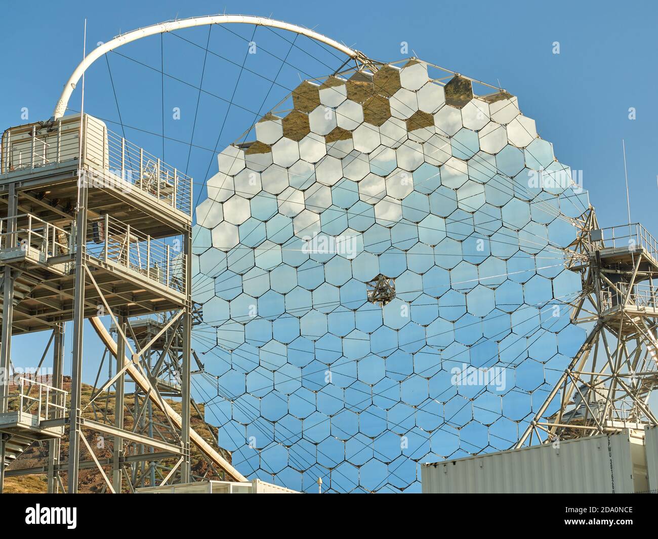 Telescopio MAGICO con segmenti di specchio contro cielo blu senza nuvole Luce del giorno presso l'osservatorio astronomico sull'isola di la Palma In Spagna Foto Stock