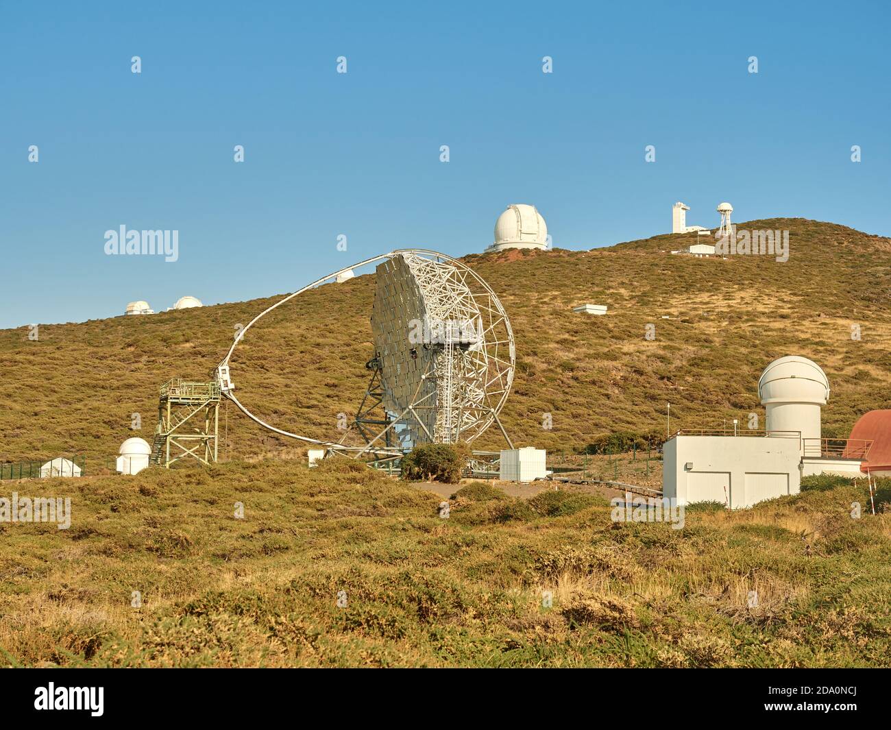 Vari telescopi moderni, tra cui MAGIC o Major Atmospheric gamma Imaging Cherenkov Telescopio situato sul pendio della collina all'osservatorio astronomico sopra Foto Stock