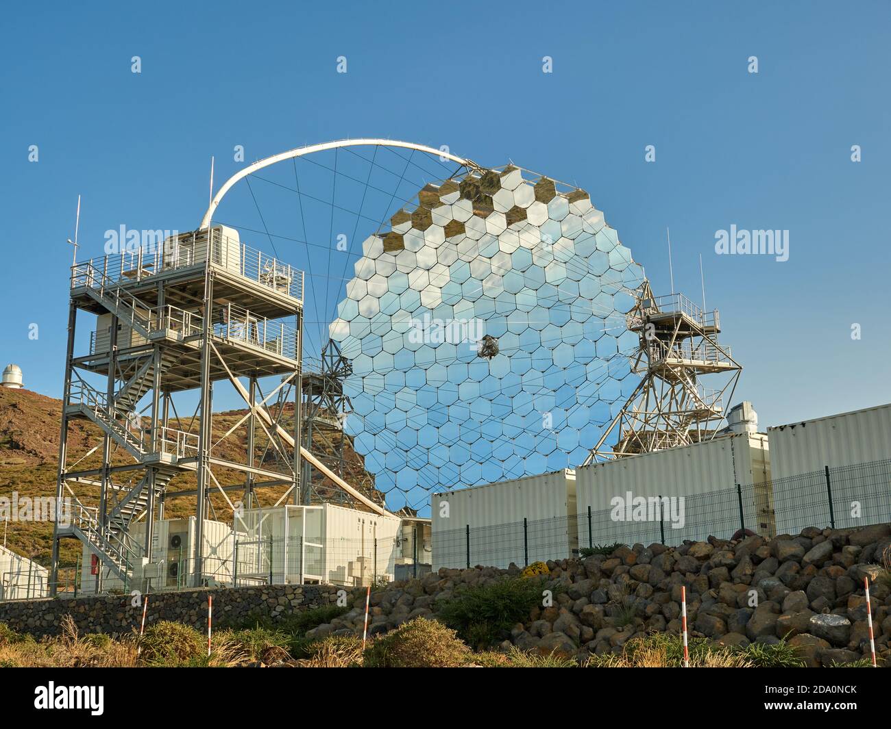 Vari telescopi moderni, tra cui MAGIC o Major Atmospheric gamma Imaging Cherenkov Telescopio situato sul pendio della collina all'osservatorio astronomico sopra Foto Stock